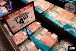 Piletina na sniženju u radnji u Kaliforniji, februar 2024. (Foto: AFP/Patrick T. Fallon)