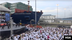 2016年6月26日，中国中远公司“中远海运巴拿马”号集装箱船穿越位于巴拿马城的新巴拿马运河扩建项目新科科利船闸。 