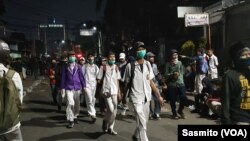 Kericuhan kembali terjadi di sejumlah titik saat mahasiswa, pelajar dan buruh menggelar aksi di sekitar Gedung DPR, Jakarta Pusat, Senin (30/9). (Foto: VOA/Sasmito)