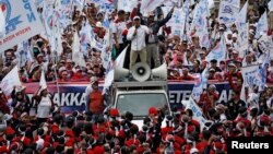 Ribuan buruh dari berbagai organisasi menggelar aksi di dekat Monas, Jakarta Pusat memperingati Hari Buruh Internasional, Rabu 1 Mei 2019. 