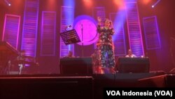 Dira Sugandi tampil bersama Harvey Manson Band di Java Jazz Festival 2018, Maret 2018. (Foto: VOA Indonesia)