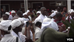 Dr. Denis Mukwege azingami na basi bazwama na makasi na lopitalo ya Panzi na Bukavu, (E. Muhero/VOA)
