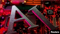 资料图片:2023年6月23日拍摄的这幅插图中，AI(人工智能)字母被放置在电脑主板上。(路透社)