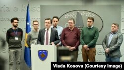 Premijer Kosova Aljbin Kurti, u prisustvu kosovskih privrednika, saopštava najavu kosovskih vlasti o ukidanju carina (Foto: Vlada Kosova)