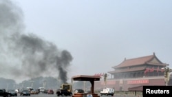 2013年10月28日，冲往天安门的汽车爆炸起火的现场。
