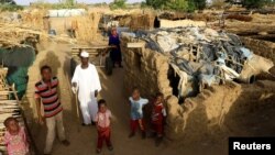 Para pengungsi tinggal di kamp sementara di Darfur, Sudan (foto: dok). 