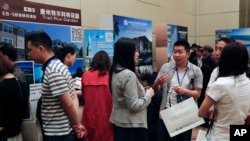 在“投资美国峰会”上，人们一边聊天，一边寻求有关EB-5投资移民签证项目的信息。（2017年5月7日）