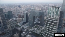 空中俯瞰北京金融街道上的汽车（ 2018年11月28日 路透社）