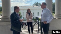 Ambasador Ričard Grenel i premijer Kosova Avdulah Hoti u Vašingtonu 3. septembra 2020. (Foto: Tviter nalog Saveta za nacionalnu bezbednost