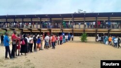 가봉의 유권자들이 26일 투표를 위해 기다리고 있다.