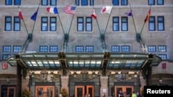 ​ປະ​ຊາ​ຊົນ​ຍ່າງ​ໃກ້​ກັບ​ທາງ​ເຂົ້າ​ສະ​ຖານ​ທີ່​ຈັດ​ກອງ​ປ​ະ​ຊຸມ G7 ໃນ​ເມືອງ ລາ ມາ​ລ​ບາ​ອີ, ເມືອງ ເກ​ເບັກ, ກາ​ນາ​ດາ, 12 ມີ​ນາ 2025.