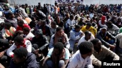 Migran ilegal Afrika menunggu di kamp penahanan migran di Tripoli, Libya (foto: dok). 