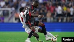 Kristijan Benteke (crni dres, DC junated), u duelu sa Niksenom Gomisom (Foto: Amber Searls-USA TODAY Sports)