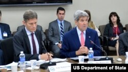 克里国务卿与人权助卿马林诺斯基（左）出席第19届美中人权对话 （照片来源：美国国务院 2015年8月13日）