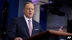 Sekretaris pers Gedung Putih Sean Spicer berbicara dalam pengarahan harian (23/1). (AP/Evan Vucci)