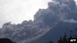 Erupsi Gunung Fuego terlihat dari kotamadya Alotengo, Sacatepequez, sekitar 65 km barat daya Kota Guatemala, 3 Juni 2018.