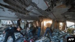 Palestinci pretražuju ruševine u Rafi posle napada Izraela (MOHAMMED ABED / AFP)