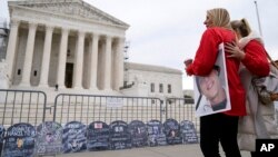 Džen Treho, majka jedne od žrtava predoziranja opijatima, ispred Vrhovnog suda (Foto: AP/Stephanie Scarbrough)