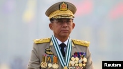 Kepala junta Myanmar Jenderal Senior Min Aung Hlaing, yang menggulingkan pemerintah terpilih dalam kudeta pada 1 Februari, memimpin parade militer pada Hari Angkatan Bersenjata di Naypyitaw, Myanmar, 27 Maret 2021. (REUTERS/Stringer)