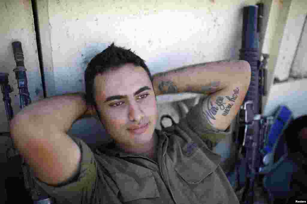 Binh sĩ Israel nằm nghỉ ngơi gần biên giới Gaza, ngày 6/8/2014.