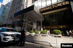 Petugas NYPD berjaga di depan Trump Tower sebelum kedatangan mantan Presiden AS Trump di New York City. (Foto: Reuters)