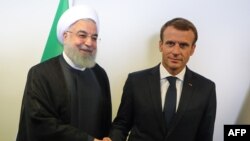 Presiden Perancis Emmanuel Macron (kanan) saat bertemu dengan Presiden Iran Hassan Rouhani (kiri) di sela Sidang Umum PBB di markas PBB di New York, 25 September 2018. (Foto: AFP) 