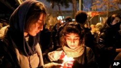 Bdenje za žrtve pada ukrajinskog aviona na kapiji univerziteta Amri Kabir, 11. januara 2020. Neke od žrtava bili su bivši studenti tog fakulteta u Teheranu. 