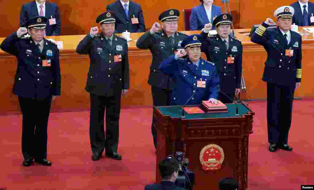 2018年3月18日,新一届中国国家中央军委大部分成员——6位上将在北京人民大会堂宣誓就职。排名第一的副主席许其亮手抚宪法,后排从左到右:军委委员、 中央军委纪委书记兼中纪委副书记张升民,军委委员、中央军委联合参谋部参谋长李作成,军委副主席张又侠、委员、国防部长魏凤和、委员、中央军委政治工作部主任苗华。中共中央军委和国家中央军委是一套班子、两个名字、两块牌子。