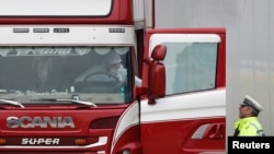 英国警察对在埃塞克斯郡发现39具尸体的卡车货柜进行现场侦察。（2019年10月23日）