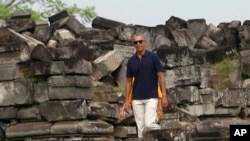 Mantan Presiden Amerika, Barack Obama mengunjungi Candi Prambanan, Yogyakarta, 29 Juni 2017. (AP Photo)