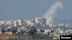 Asap mengepul dari Gaza, terlihat dari Israel selatan, di tengah konflik Israel -Hamas, 14 November 2023. (REUTERS/Alexander Ermochenko)