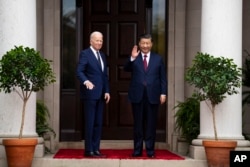 Presiden Joe Biden menyambut Presiden China Xi Jinping di Filoli Estate di Woodside, California, pada 15 November 2023, di sela-sela konferensi Koperasi Ekonomi Asia-Pasifik. (Doug Mills/The New York Times via AP)