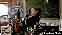 Stiven Hoking u svojoj kancelariji na Univerzitetu Kebmridž