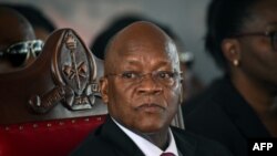 Président John Magufuli ya Tanzanie na milulu mya bokundi mokonzi ya kala ya Tanzanie Benjamin Mkapa le 29 juillet 2020..