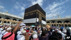 FILE - Para jemaah mengelilingi Ka'bah, saat menunaikan ibadah haji tahunan, di Mekah, Arab Saudi, 1 Juli 2023. (AP/Amr Nabil)