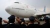 Para pilot Garuda Indonesia memberi hormat pada acara perpisahan pengoperasian pesawat Boeing 747 terakhir di Bandara Soekarno-Hatta, 9 Oktober 2017. (Foto: Dita Alangkara/ AP)
