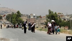 Arhiva - Sirijci nose potrepštine po povratku iz predgrađa Damaska, Muadamijat, tada pod kontrolom pobunjenika, 13. jula 2014.