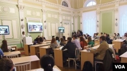 俄罗斯托木斯克大学孔子学院举行的一场有关中国问题的讨论会，2013年11月。（美国之音白桦拍摄）