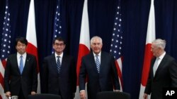 从左至右：日本防相小野寺五典、日本外相河野太郎、美国国务卿蒂勒森和美国防长马蒂斯在美国国务院举行的安全磋商委员会会议开始之前合影。（2017年8月17日）