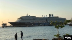 The cruise liner MS Westerdam, carrying more than 2,000 passengers, docked near the pier inside Sihanouville port about 6 p.m. Feb. 13, 2020, after being turned away by four countries.(Kann Vicheika/VOA Khmer)