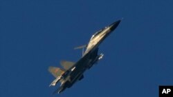 Sebuah jet tempur militer J-11 China terbang di atas Selat Taiwan dekat Pingtan, daratan terdekat China dengan Pulau Taiwan, di Provinsi Fujian China tenggara, Jumat, 5 Agustus 2022. (Foto: AP)