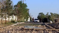 Avganistanski vojnici na mestu eksplozije kamiona-bombe u provinciji Logar, istočno od Kabula u Avganistanu, 1. maja 2021.