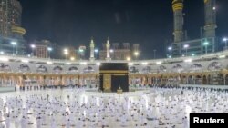 Umat ​​Muslim, menunaikan ibadah umrah di Masjidil Haram sambil menjaga jarak sosial yang aman, setelah otoritas Saudi meringankan restriksi untuk pencegahan Covid-19, di kota suci Mekkah, Arab Saudi, 1 November 2020. (Kantor Pers Saudi / Handout via REUTERS)
