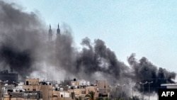 Gambar yang diambil dari Khan Yunis di Jalur Gaza selatan menunjukkan kepulan asap tebal selama pertempuran yang berlangsung di lingkungan Sultan di Rafah barat laut pada tanggal 18 Juni 2024 di tengah konflik antara Israel dan Hamas.