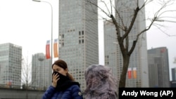 北京人看到了“APEC蓝”之后，雾霾在APEC峰会结束之际又无声地潜回京城。（2014年11月11日）