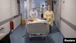 Medicinski radnici transportuju pacijenta obolelog od kovida 19, u kovid bolnici u Batajnici, 4. oktobra 2021. (Foto: Reuters/Marko Đurica)