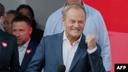 Donald Tusk, vođa poljske opozicije, proslavlja izborni rezultat (Foto: JANEK SKARZYNSKI/AFP)