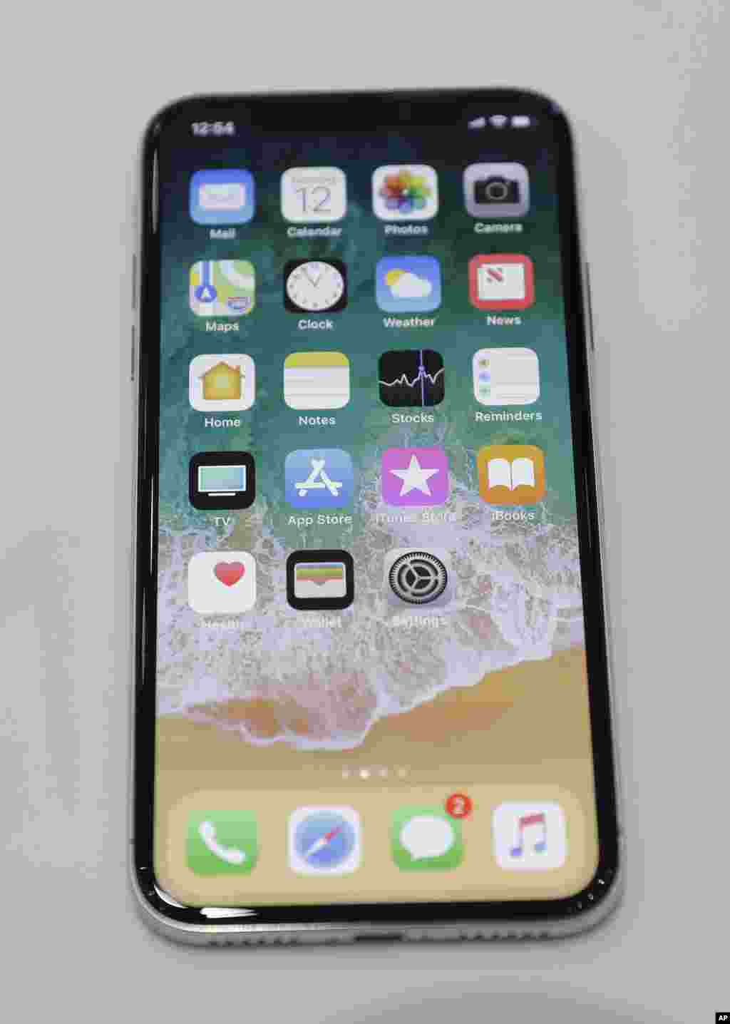 新的iPhone X。在其众多特点中,包括能在光线弱的环境中拍出更好效果的照片,还有无线充电。而最大的卖点是面部识别技术,手机“看到”手机主人的脸部时,就能让屏幕解锁。 5.8英寸OLED屏幕几乎覆盖整个机身正面,舍弃了传统的实体主按钮。可是一个很大的问题是,消费者是否肯花1000美元买一部这样新颖的手机。它在中国的售价高于美国。