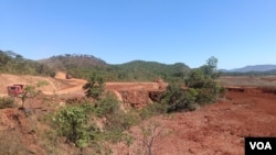 曾经郁郁葱葱的土地上点缀着本土果树和高耸的芭蕉树，但无休止的采矿作业改变了这片土地。中国公司清理了这片土地，留下了满目疮痍的土地和被破坏的生态系统。这一变化发生在19世纪90年代德国矿井附近，当地人仍在继续从事小规模采矿活动。(美国之音/伊诺斯·丹赫尔)