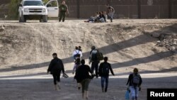 2019年5月31日移民非法进入美国后在德克萨斯州埃尔帕索要求庇护。